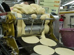 El precio del kilogramo de tortilla fluctúa entre 11 y 18 pesos, dependiendo de la ciudad donde se comercialice. NTX / J. Torres