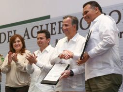 Meade Kuribreña firmó en Yucatán el Acuerdo por un Yucatán si Pobreza este jueves. NTX / Cortesía