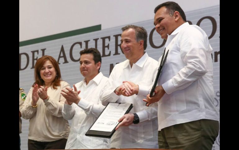 Meade Kuribreña firmó en Yucatán el Acuerdo por un Yucatán si Pobreza este jueves. NTX / Cortesía