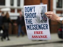 Assange dice que deberá esperar un tiempo para que Londres y Estocolmo guarden las apariencias y luego respeten la resolución de ONU. AP / ARCHIVO