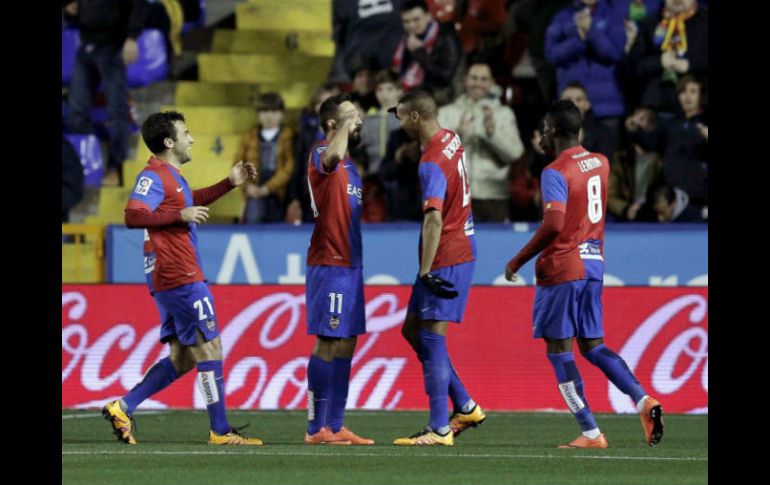 Al minuto 10 José Luis Morales burló a los defensores visitantes y venció al arquero para poner el 1-0 del encuentro. EFE / M. Bruque