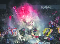 Barra brava. Aficionados de Bolonia, con pirotecnia en el juego de ayer ante Juventus en la Serie-A de Italia. AP /