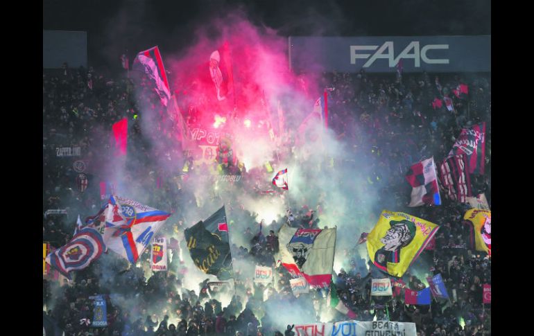 Barra brava. Aficionados de Bolonia, con pirotecnia en el juego de ayer ante Juventus en la Serie-A de Italia. AP /