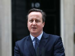 Cameron durante una plática que tuvo con los medios al salir de la reunión. AFP / J. Tallis