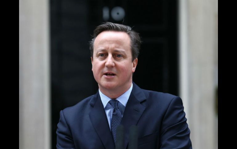 Cameron durante una plática que tuvo con los medios al salir de la reunión. AFP / J. Tallis