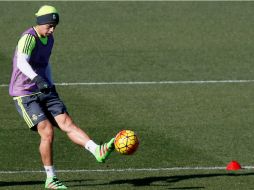 El centrocampista del Real Madrid James Rodríguez toca el balón, durante el entrenamiento del equipo hoy en Valdebebas. EFE / J. Martin