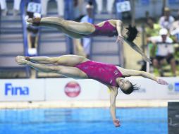 Las chinas Shi Tingmau (izq) y Wu Minxia compiten en la prueba de salto sincronizado en el Centro Acuático María Lenk. EFE / M. Sayão