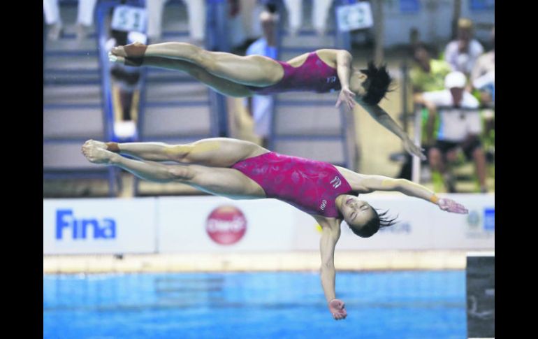 Las chinas Shi Tingmau (izq) y Wu Minxia compiten en la prueba de salto sincronizado en el Centro Acuático María Lenk. EFE / M. Sayão