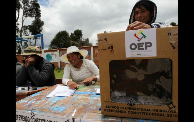 El horario de cierre puede retrasarse en algunas mesas que tuvieron demoras en la apertura o para que voten quienes falten de hacerlo. EFE / M. Alipaz