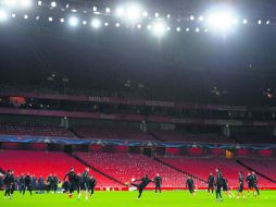 El conjunto del Barcelona hace el reconocimiento de la cancha del Emirates Stadium previo a su duelo de hoy frente al Arsenal. AFP /