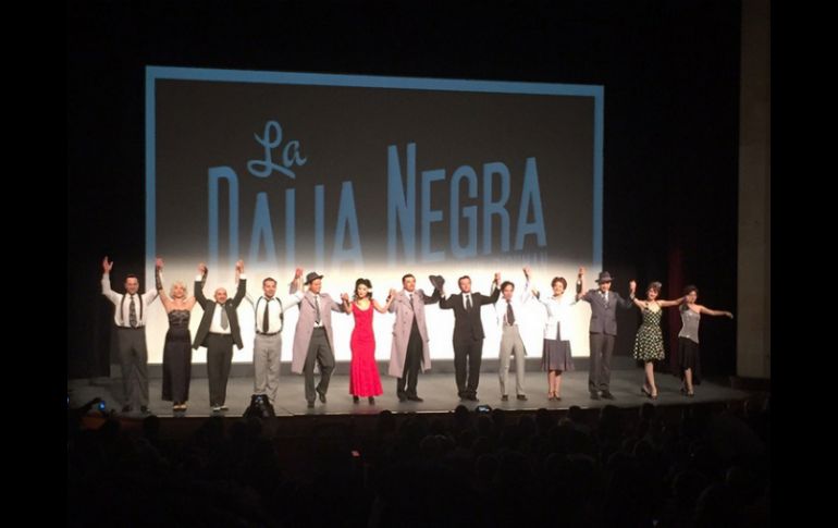 La historia la cuentan en 125 minutos con la ayuda de pantallas de cine pero con actores en vivo. TWITTER / @ladalianegramx