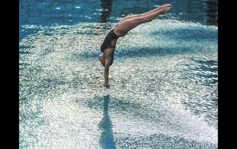 Centro acuático María Lenk. Dolores Hernández ejecuta uno de sus clavados durante la Final del trampolín de tres metros. AFP / Y. Chiba