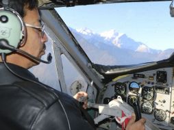 Fotografía de archivo del piloto de la nave siniestrada, Roshan Manandhar, en la cabina de una avioneta de Tara Airlines. EFE / Kunda Dixit