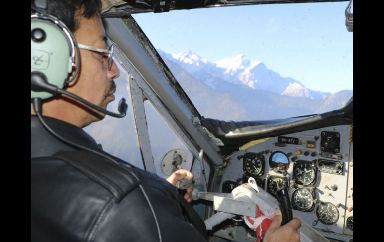 Fotografía de archivo del piloto de la nave siniestrada, Roshan Manandhar, en la cabina de una avioneta de Tara Airlines. EFE / Kunda Dixit