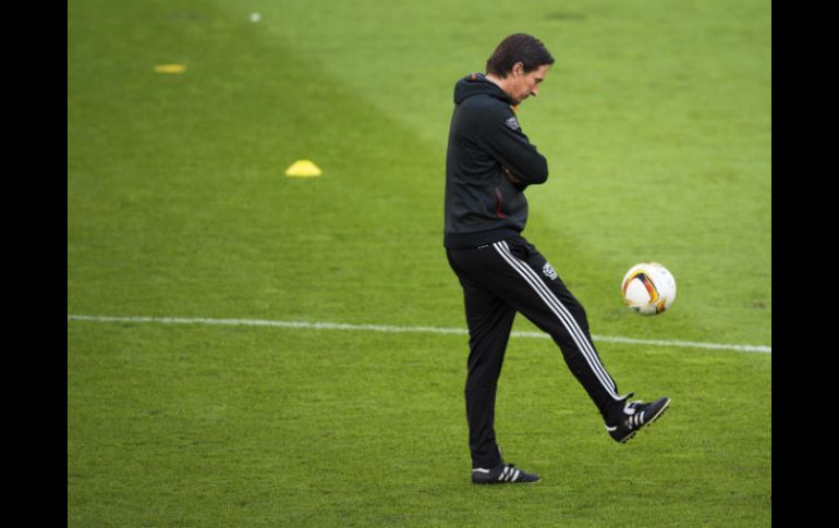 El entrenador fue enviado a tribunas y rechazó cumplir la instrucción del árbitro. EFE / M. Becker