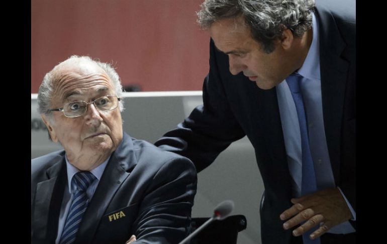 Tras el escándalo, Blatter renunció y a Platini se le impidió competir por la FIFA. AFP / ARCHIVO