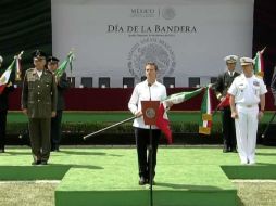 El Presidente realiza también abanderamiento individual de escolta. TWITTER / @presidenciamx