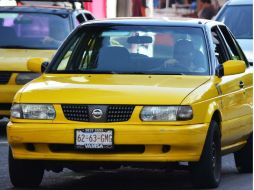 Nunca te pongas detrás de los taxistas, pues ellos buscan pasaje y no te cederán el paso. EL INFORMADOR / ARCHIVO