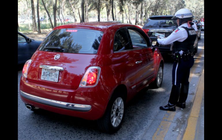 Movilidad inició desde el pasado lunes un operativo contra autos con vidrios polarizados. EL INFORMADOR / ARCHIVO