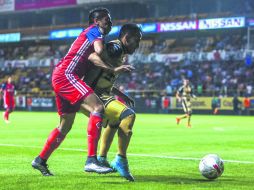 David Ramírez, de Chivas, es frenado por su marcador de Dorados, Héctor Velázquez. MEXSPORT /