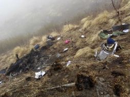 Vista de los escombros del avión de la compañía Tara Air en el pueblo de Dana. EFE / S. Gautam