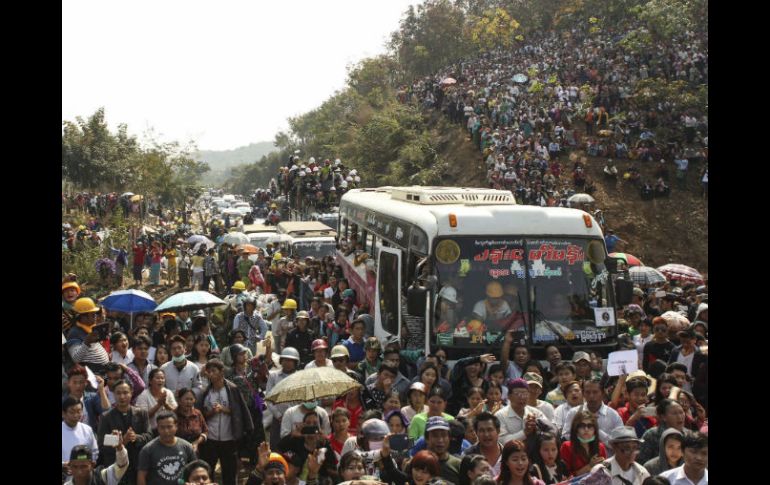 Miembros y seguidores de un grupo antidrogas participan en una marcha en Wine Maw. EFE / S. Mai