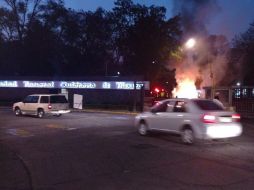 Un grupo de encapuchados quemaron botes e hicieron una barricada esta mañana en la Facultad de Filosofía y Letras. TWITTER / @GustavoVela71