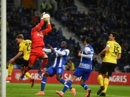 El club portugués recibió a los 'Revolucionarios' con un marcador adverso que se prolongó a 3-0 con un autogol de Iker Casillas. AFP / F. Leong