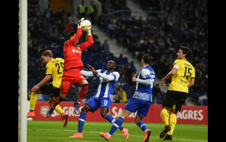 El club portugués recibió a los 'Revolucionarios' con un marcador adverso que se prolongó a 3-0 con un autogol de Iker Casillas. AFP / F. Leong