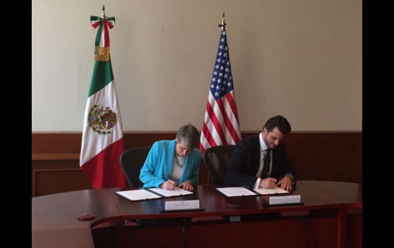 El titular de la Semarnat y la secretaria del Departamento de Interior, Sally Jewell, en la firma del memorándum. TWITTER / @RafaelPacchiano