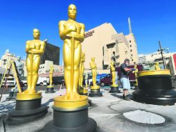 Réplicas del Oscar reciben mantenimiento para que estén en óptimas condiciones este domingo. AFP /