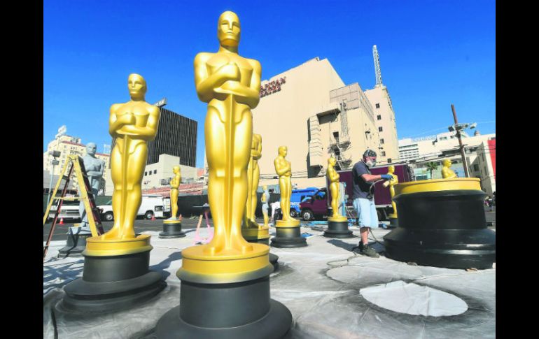 Réplicas del Oscar reciben mantenimiento para que estén en óptimas condiciones este domingo. AFP /