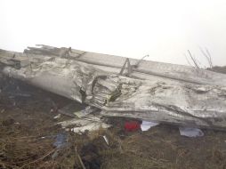 Algunos lugareños retiraron los cadáveres de la aeronave, que ardió parcialmente. AP / S. Gautam