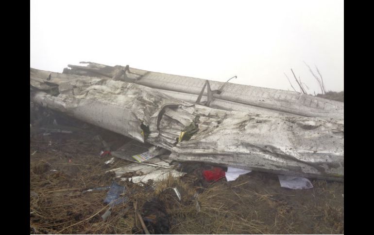 Algunos lugareños retiraron los cadáveres de la aeronave, que ardió parcialmente. AP / S. Gautam