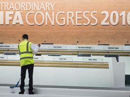 Un operario limpia el suelo durante el descanso para almorzar que otorgó la celebración del Congreso Extraordinario de la FIFA. EFE / E. Leanza