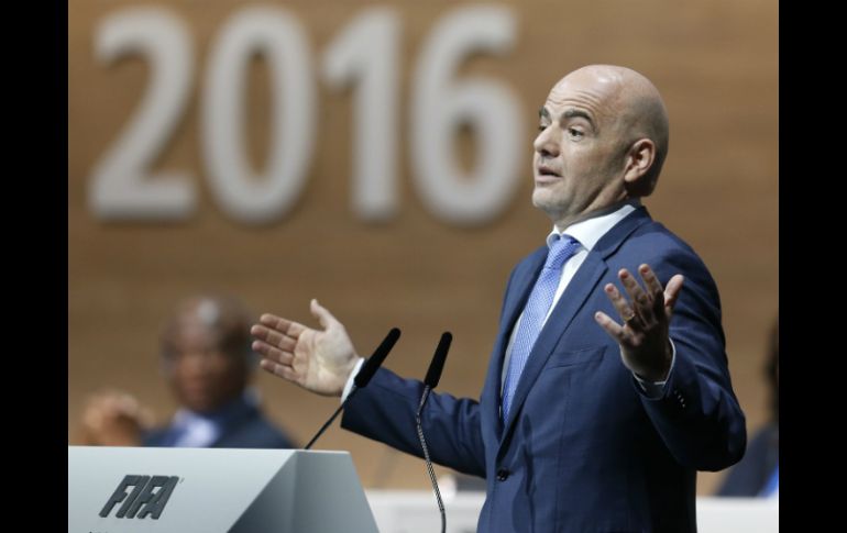 El secretario general de la UEFA, Gianni Infantino ''gana'' la elección en la primera ronda para elegir al nuevo presidente de FIFA. AP / M. Probst