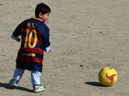 Murtaza Ahmadi posa con una camiseta de su ídolo en la oficina de UNICEF en Kabul. AFP / W. Kohsar