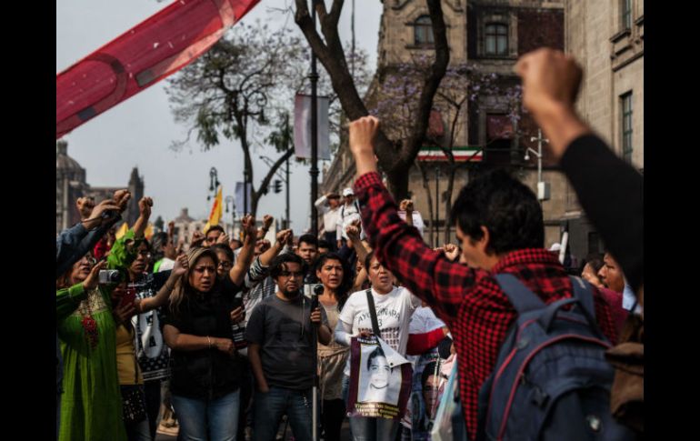 A un año y cinco meses de la desaparición de los estudiantes, piden que los militares de Iguala sean detenidos por su omisión. SUN / G. Espinosa