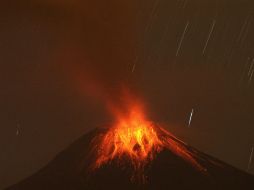 El Tungurahua expulsó una columna de ceniza de cinco kilómetros de altura. AP / ARCHIVO