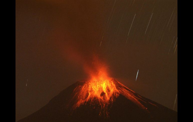 El Tungurahua expulsó una columna de ceniza de cinco kilómetros de altura. AP / ARCHIVO