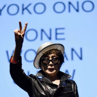 Internan de emergencia a Yoko Ono por influenza