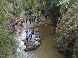 Efectivos de los cuerpos de rescate trabajan en el lugar donde se suscitó el funesto hecho. EFE / STR