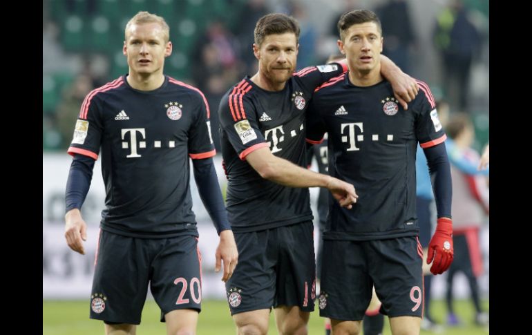 Sebastian Rode (i), Xabi Alonso y Robert Lewandowski (d); este último, anotó uno de los dos goles que le dieron el triunfo al Bayern. AP / M. Sohn