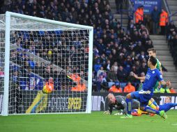 Acción del gol del Leicester anotado por Ulloa (der) AP / R.Vieria