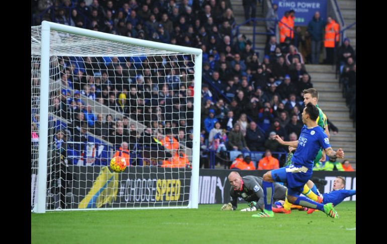 Acción del gol del Leicester anotado por Ulloa (der) AP / R.Vieria