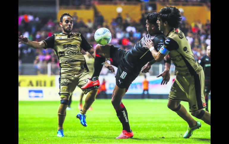 El delantero colombiano Jefferson Duque del Atlas no pudo quitarse la presión generada por la defensa de los Dorados ayer. MEXSPORT /