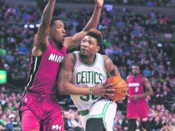 Imparable. Marcus Smart (#36) de Celtics lleva el balón ante Josh Richardson de Heat. AFP / M. Meyer