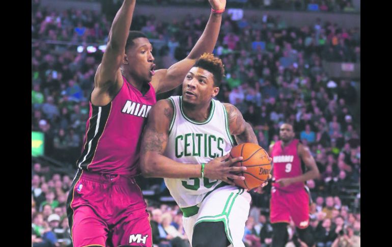 Imparable. Marcus Smart (#36) de Celtics lleva el balón ante Josh Richardson de Heat. AFP / M. Meyer