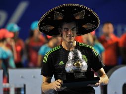 Thiem, ataviado con un sombrero de charro y una playera de la Selección Mexicana de Futbol, posa con su trofeo. AFP / P. Pardo