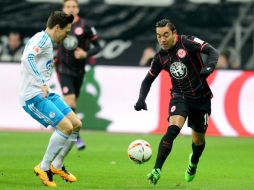 El mediocampista tapatío, flamante fichaje de este equipo, permaneció los 90 minutos sobre la cancha de la Commerzbank-Arena. TWITTER / @Eintracht_News